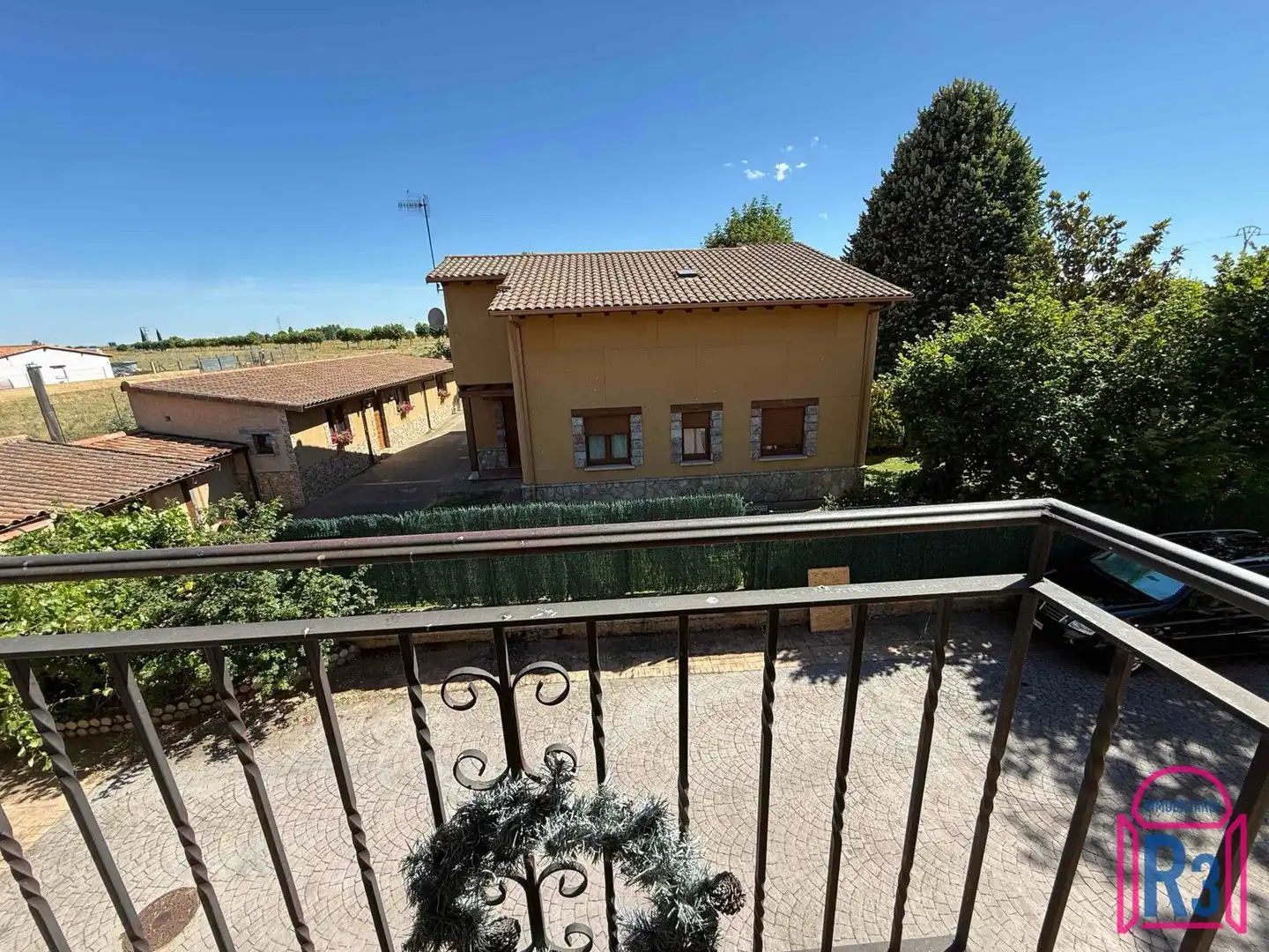 Vista exterior de Casa adosada en venta en Onzonilla con Calefacción