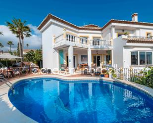 Vista exterior de Casa o xalet en venda en Marbella amb Aire condicionat, Jardí privat i Terrassa