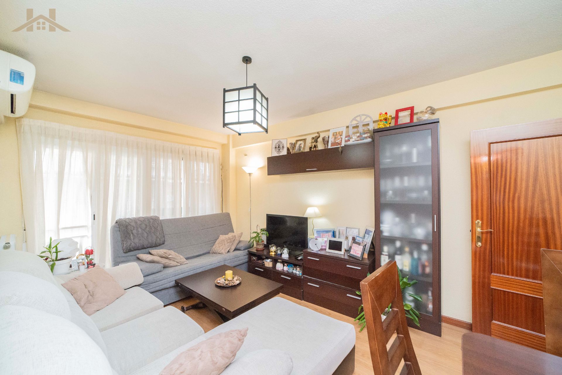 Sala d'estar de Pis en venda en Parla amb Aire condicionat i Terrassa