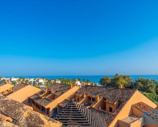 Vista exterior de Dúplex en venda en Marbella amb Aire condicionat, Terrassa i Piscina