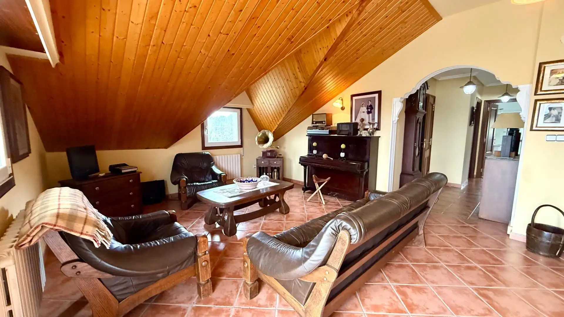 Living room of Country homes for sale in Toén  with Private garden, Storage room and Swimming Pool