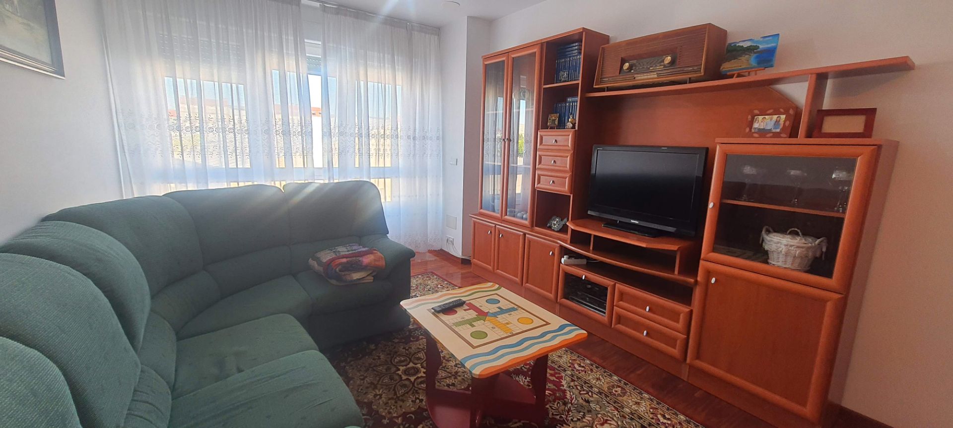 Wohnzimmer von Wohnung miete in Carballo mit Möbliert und Ofen