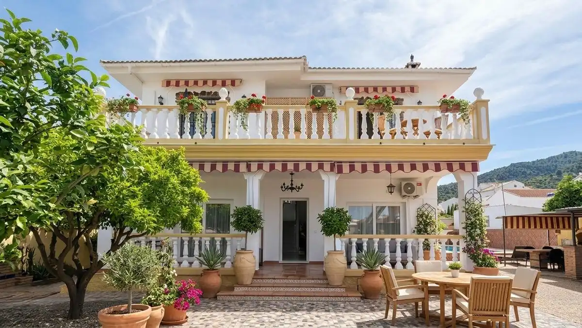 Vista exterior de Casa o chalet en venta en Alhaurín de la Torre con Aire acondicionado, Calefacción y Piscina
