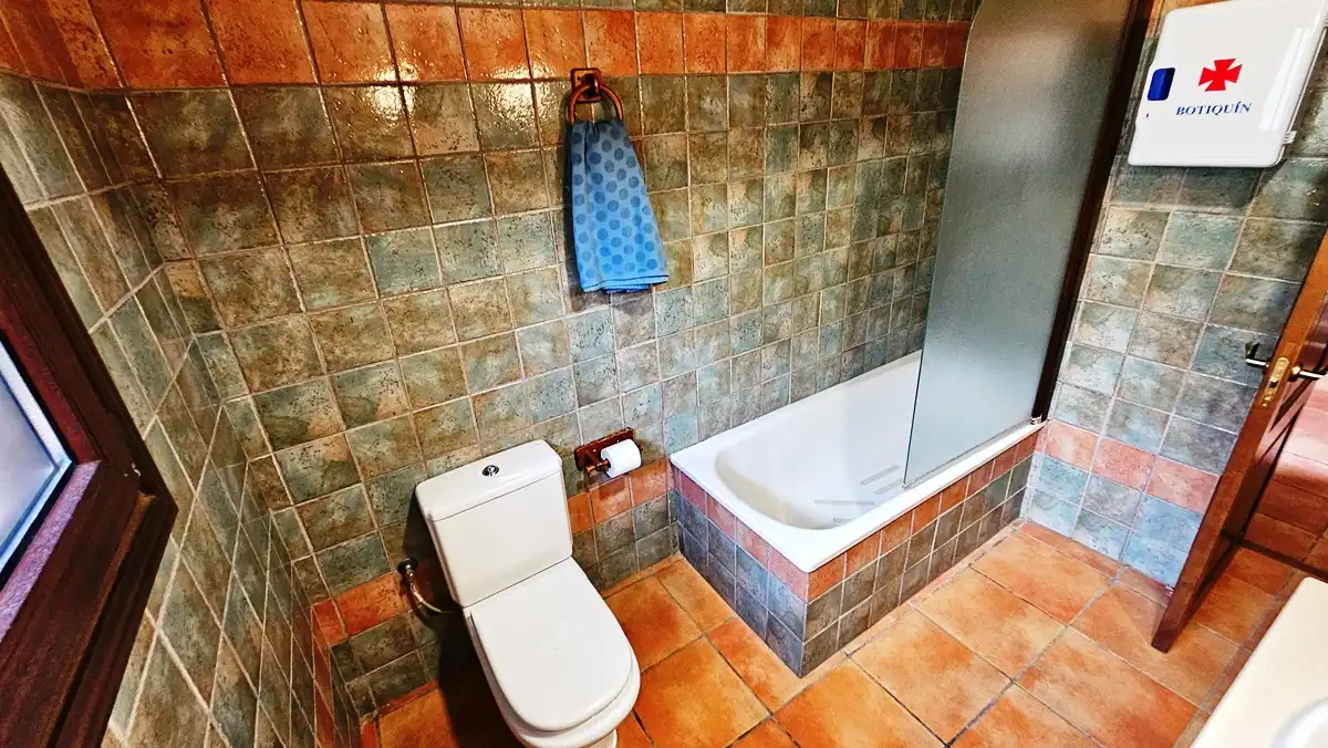 Baño de Finca rústica en venta en Galaroza con Calefacción, Jardín privado y Terraza