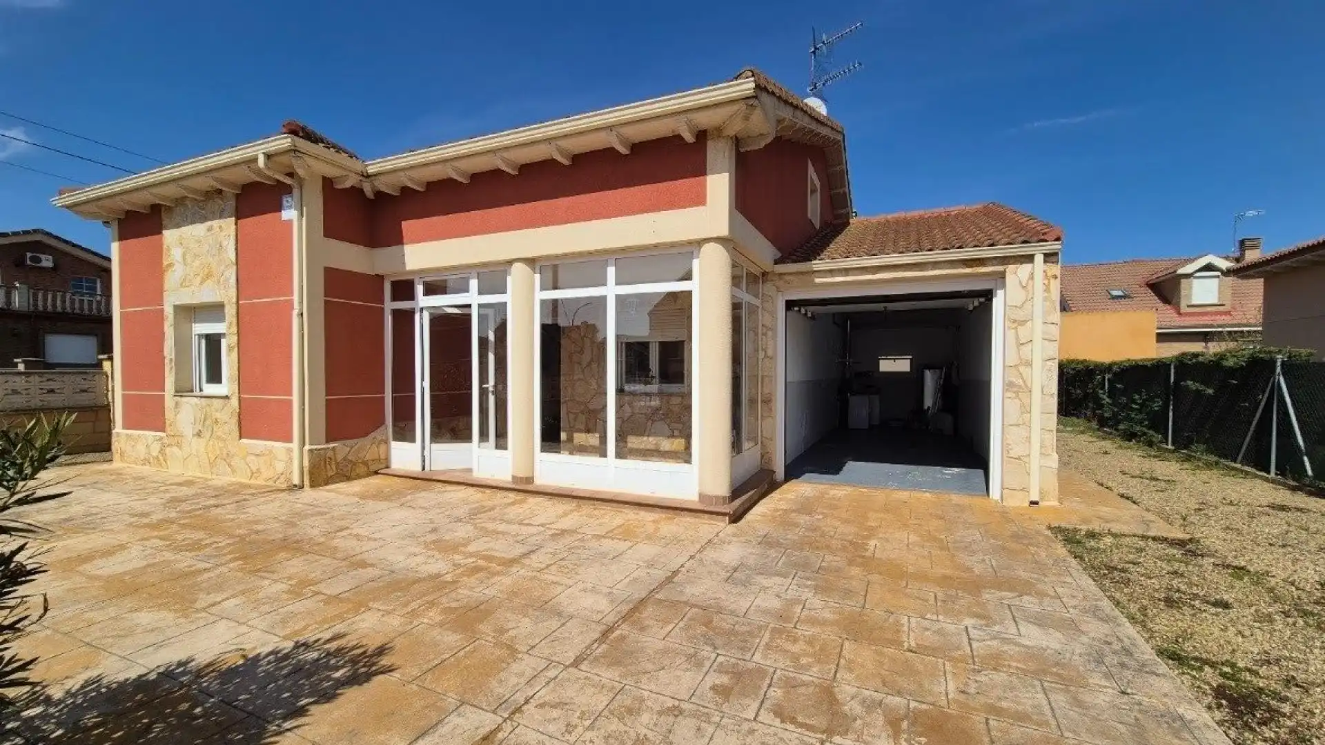 Exterior view of Houses for sale in Villamañán  with Heating