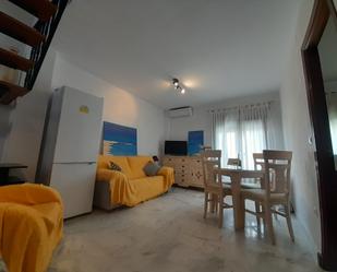 Sala d'estar de Pis de lloguer en Chipiona amb Aire condicionat, Terrassa i Moblat