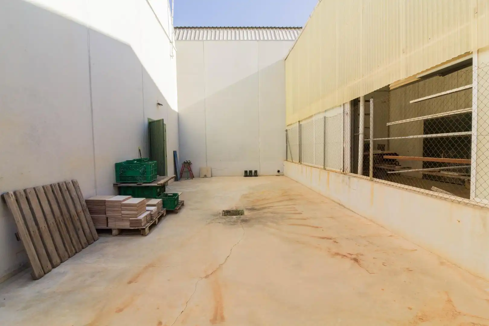 Vista exterior de Nave industrial en venta en Orihuela