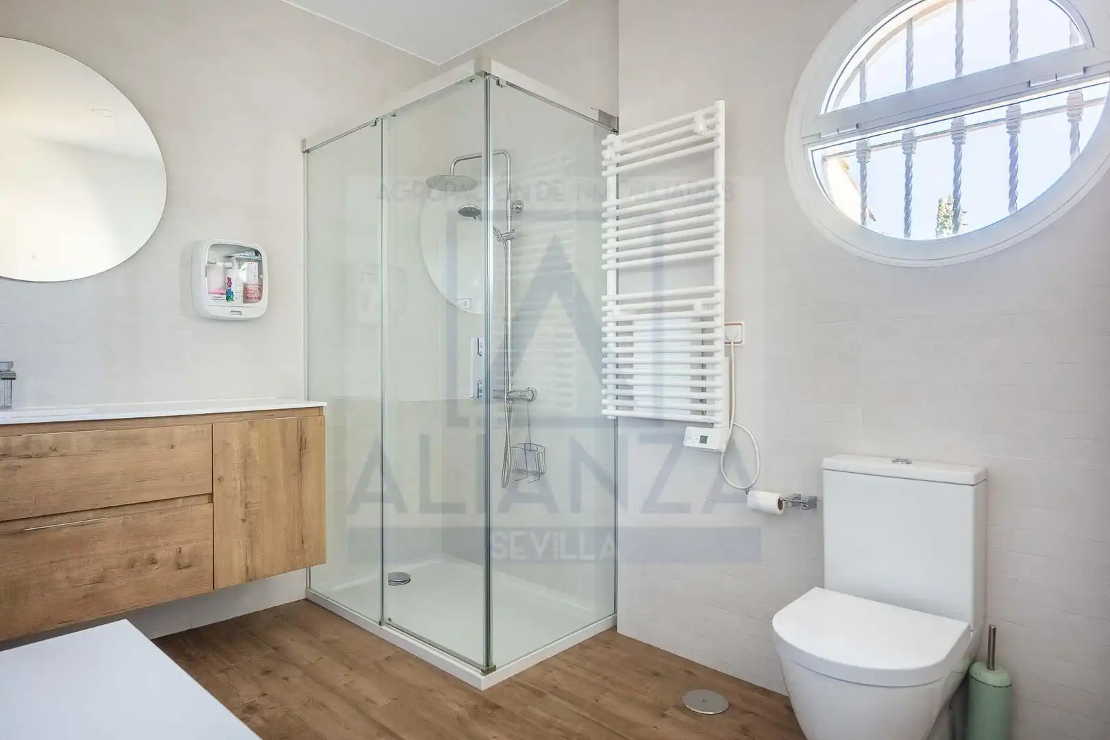 Bathroom of Houses for sale in Valencina de la Concepción  with Air Conditioner, Private garden and Community pool