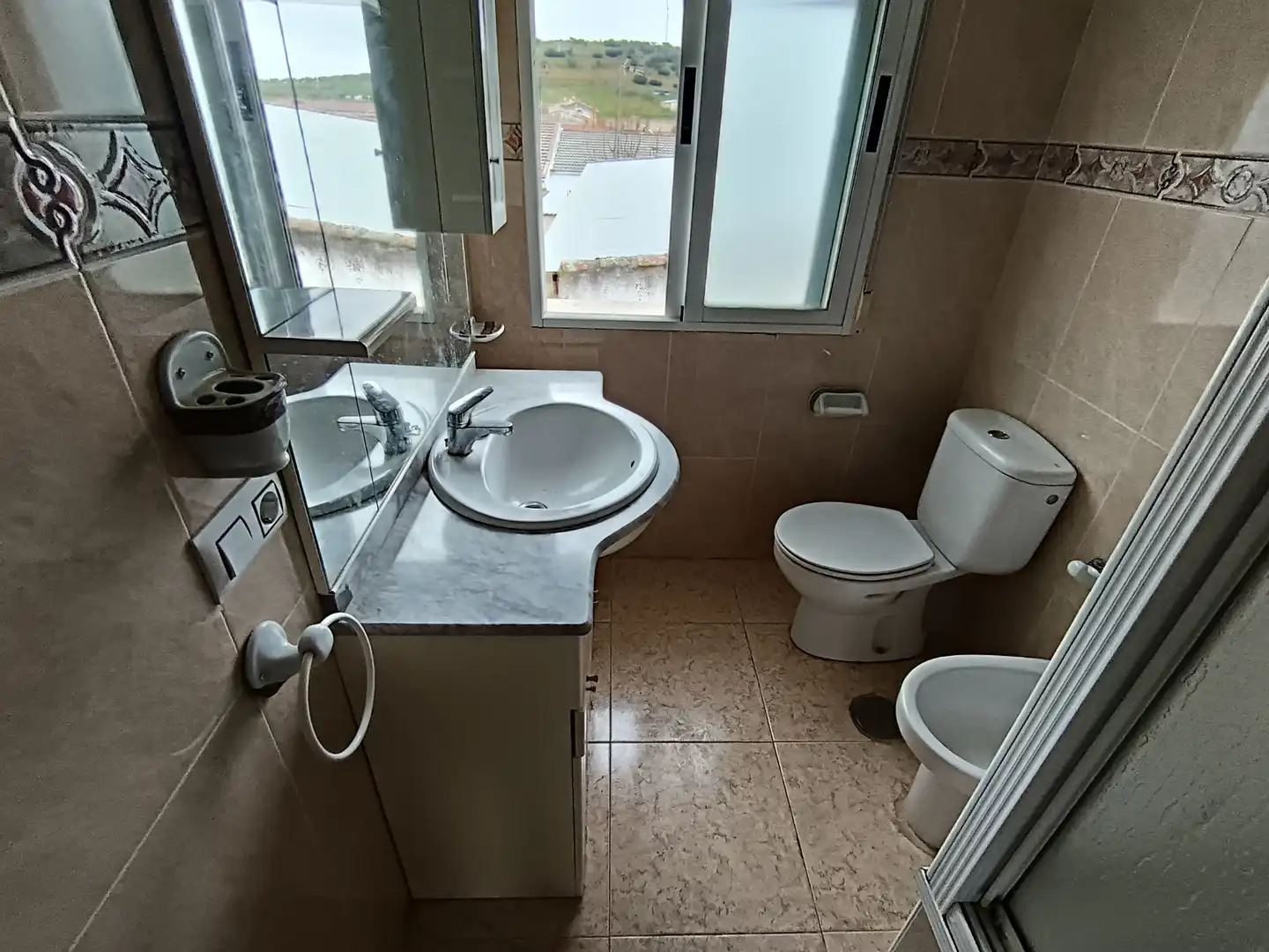 Badezimmer von Einfamilien-Reihenhaus zum Verkauf in Alcolea de Calatrava mit Klimaanlage, Heizung und Terrasse