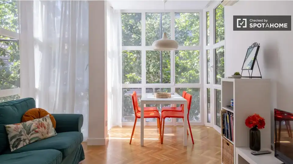 Comedor de Apartamento para compartir en Madrid con Aire acondicionado, Calefacción y Terraza