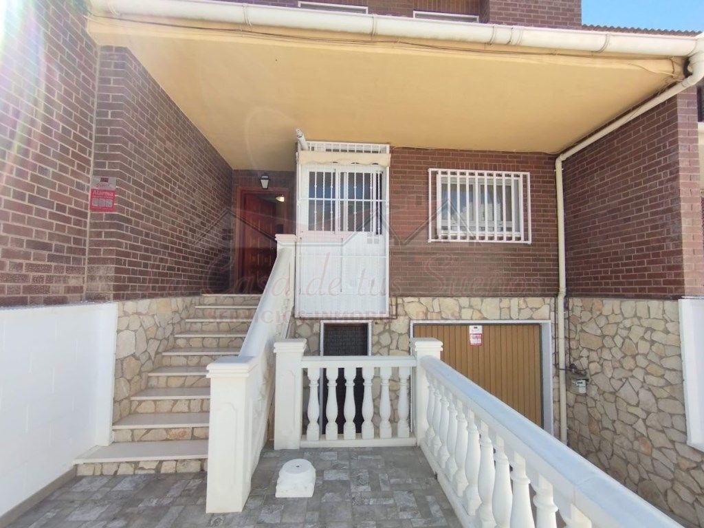 Casa adosada en venda en Sax