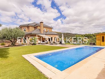 House with pool for sale in Begues