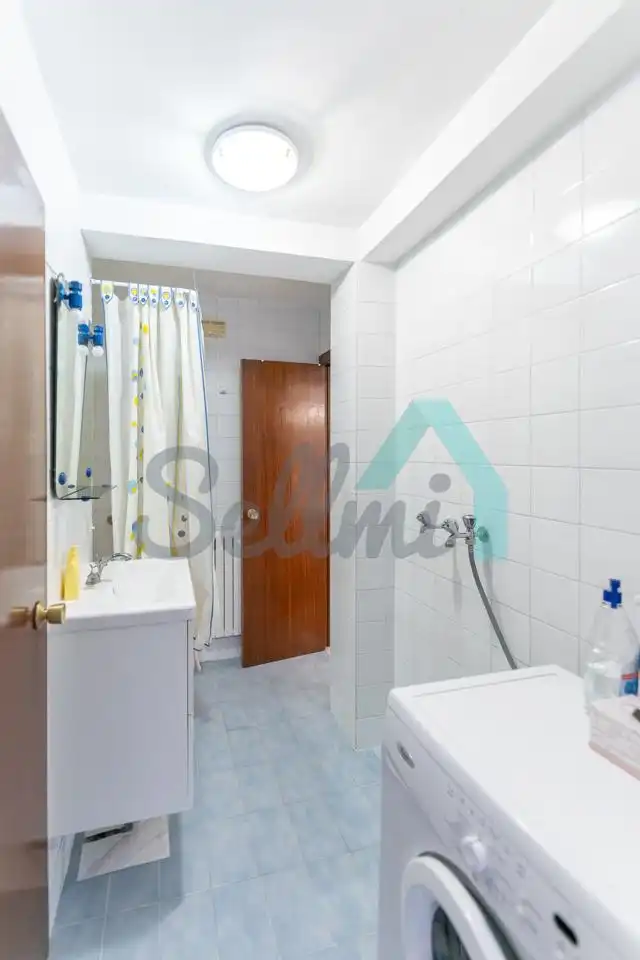 Baño de Piso de alquiler en Aller con Calefacción, Trastero y Amueblado
