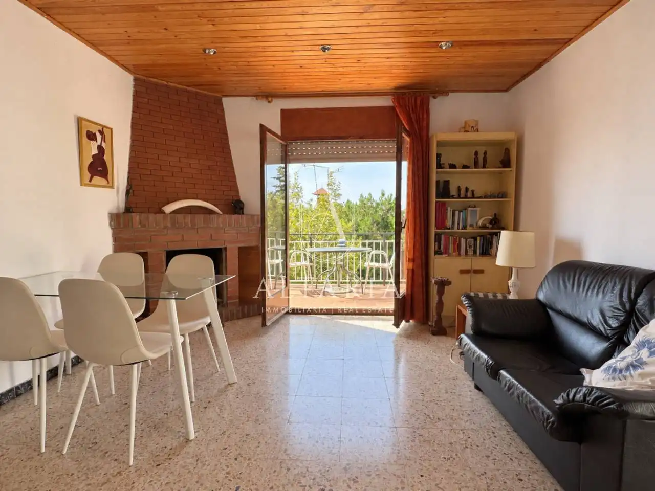 Sala d'estar de Finca rústica en venda en Pineda de Mar amb Jardí privat, Piscina i Alarma