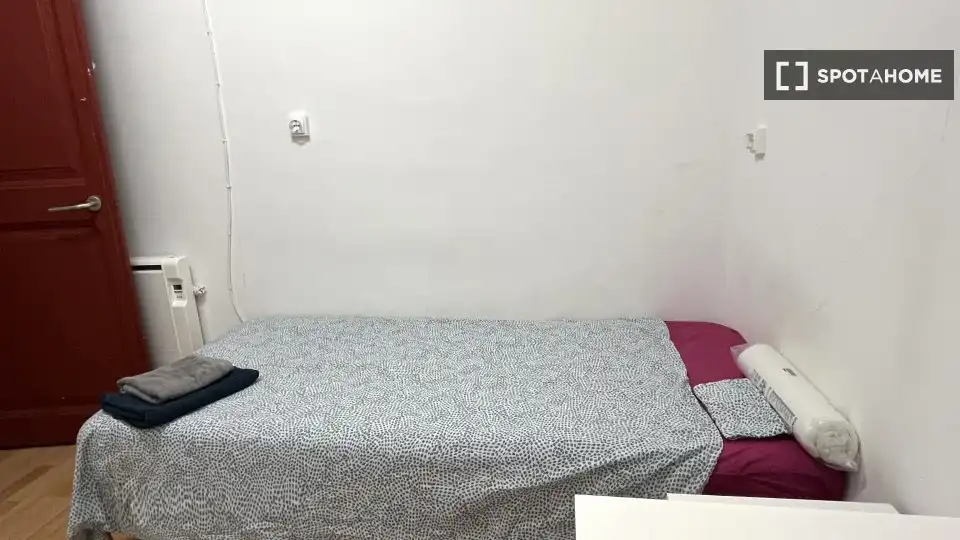Bedroom of Flat for share in Barcelona  with Air Conditioner, Heating and Terrace