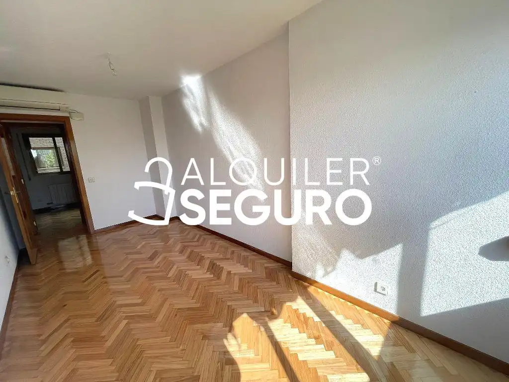 Dormitori de Pis de lloguer en Madrid amb Aire condicionat, Calefacció i Traster