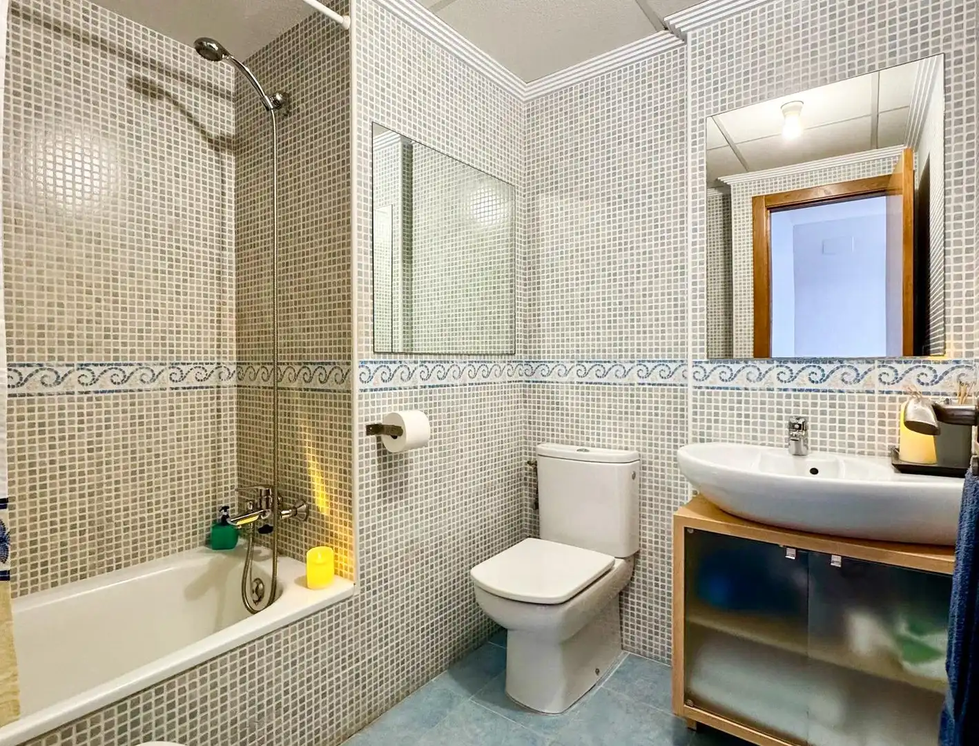Baño de Apartamento de alquiler en Elche / Elx con Aire acondicionado, Calefacción y Jardín privado