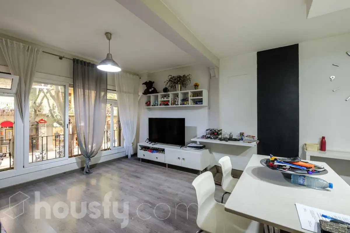 Sala d'estar de Pis en venda en Barcelona amb Calefacció, Parquet i Moblat