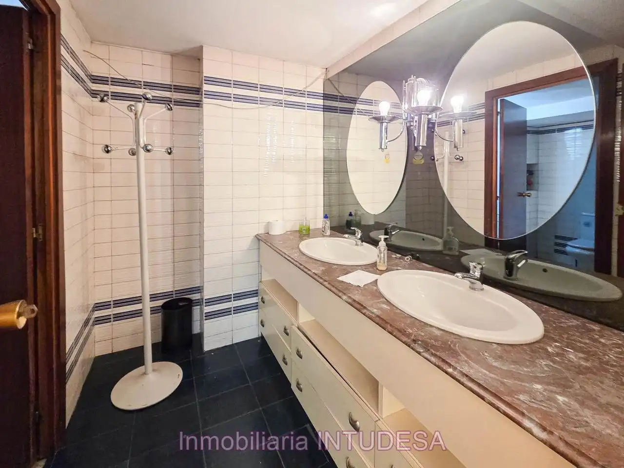 Bathroom of Office for rent in Tudela  with Air Conditioner