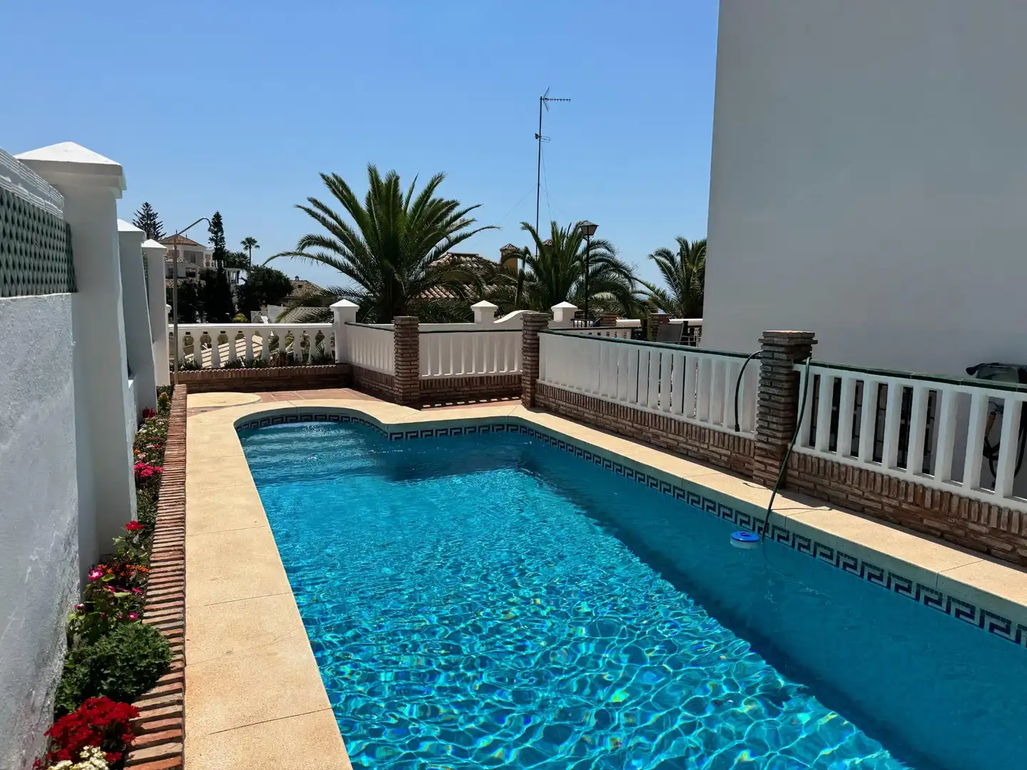 Piscina de Casa adosada en venda en Málaga amb Aire condicionat, Calefacció i Jardí privat