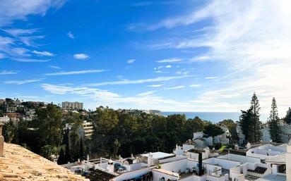 Vista exterior de Apartament en venda en Benalmádena amb Aire condicionat, Jardí privat i Parquet