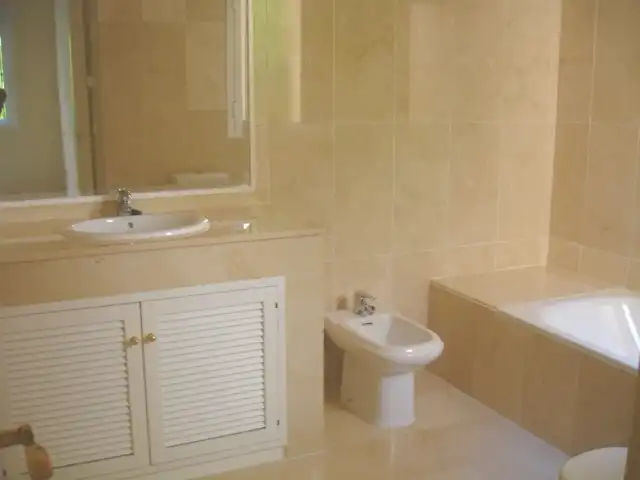 Baño de Apartamento en venta en Marbella con Aire acondicionado, Calefacción y Terraza