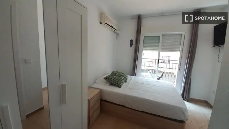 Habitación de Piso de alquiler en Valencia con Aire acondicionado, Calefacción y Amueblado