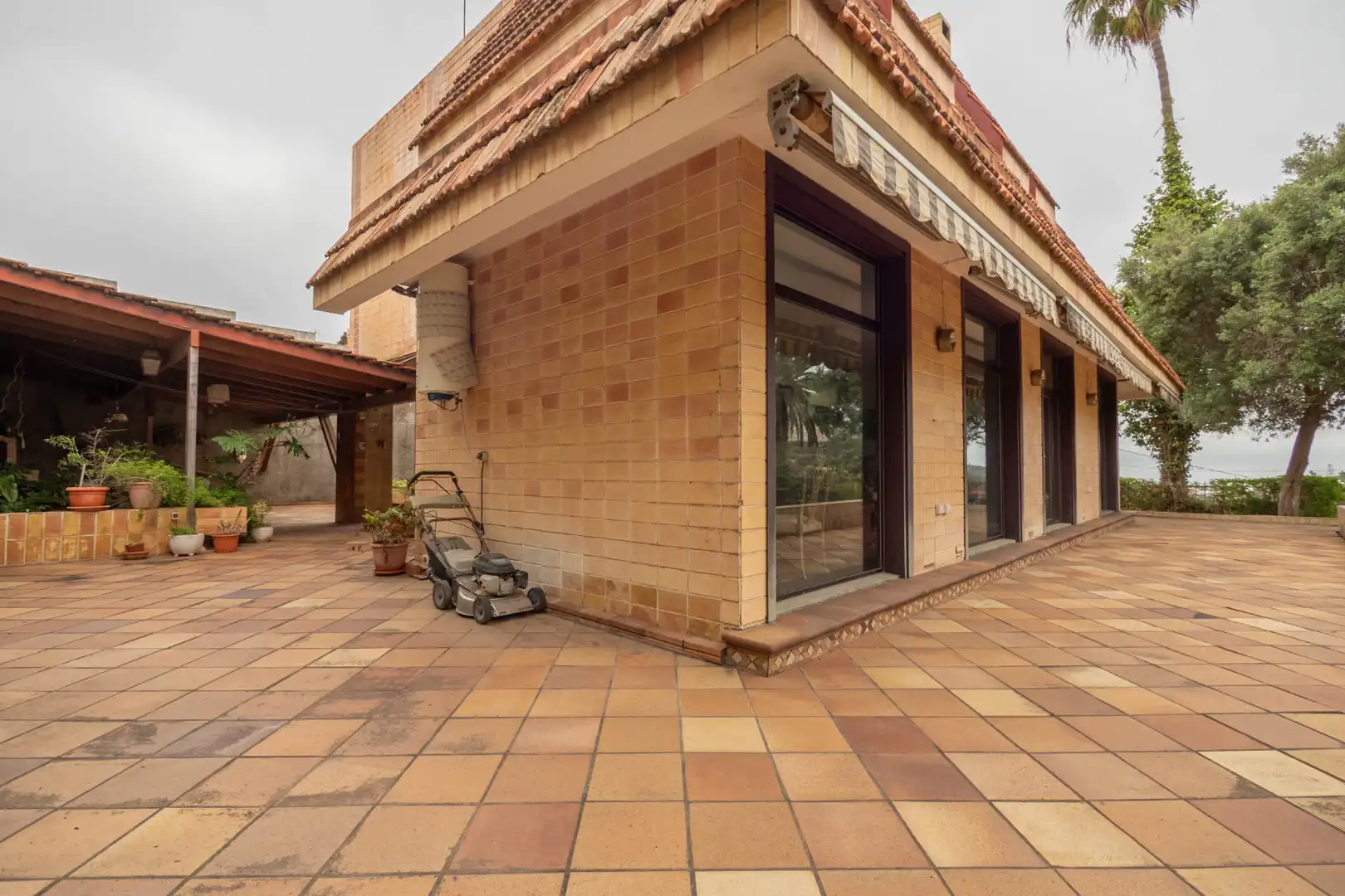 Vista exterior de Casa o xalet en venda en Las Palmas de Gran Canaria amb Aire condicionat, Jardí privat i Parquet