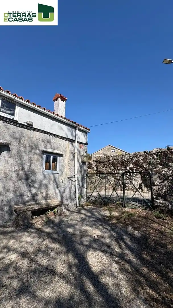Vista exterior de Casa o xalet en venda en A Lama   amb Jardí privat