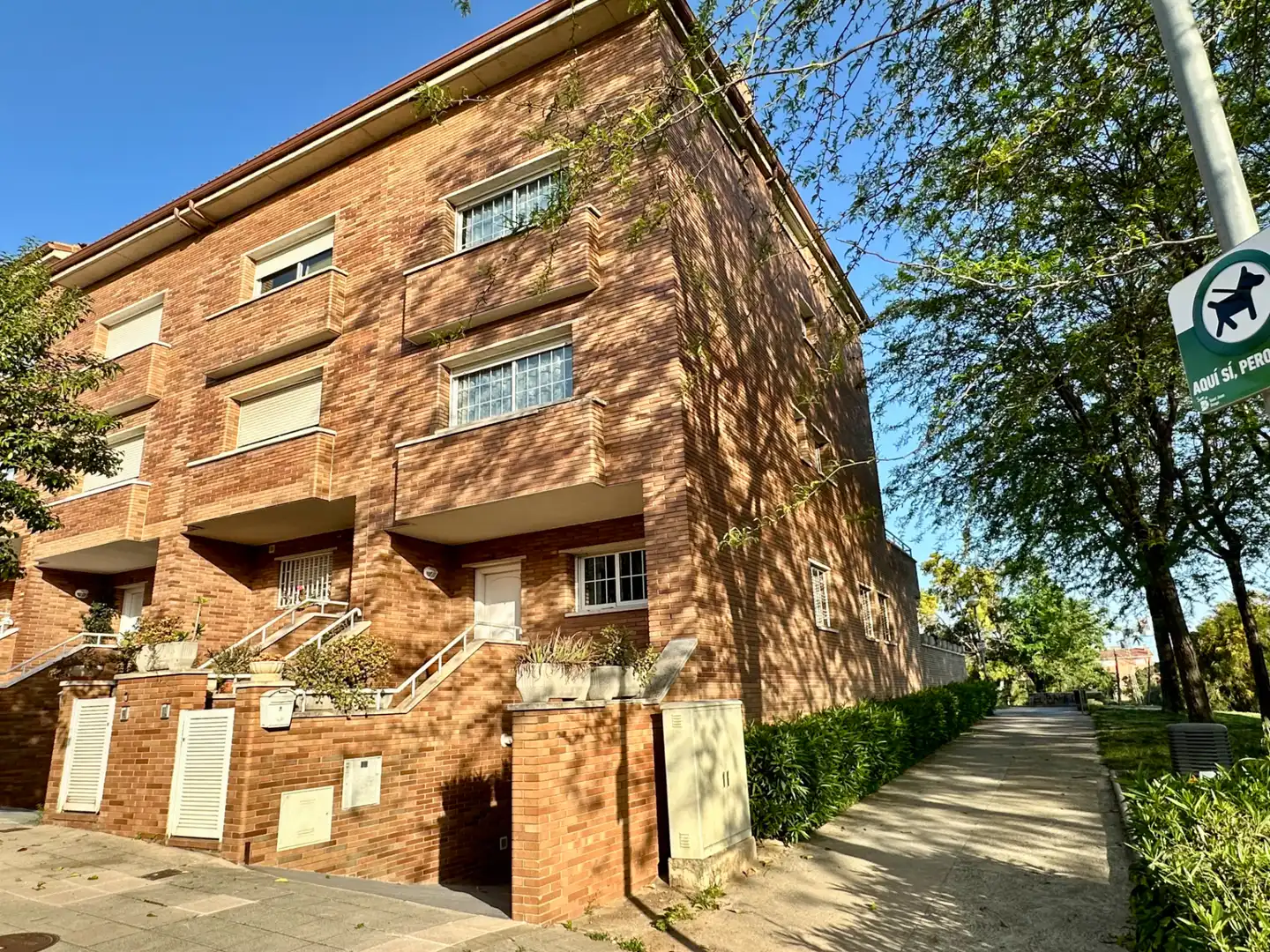 Vista exterior de Casa adosada en venta en Sant Joan Despí con Aire acondicionado, Calefacción y Jardín privado