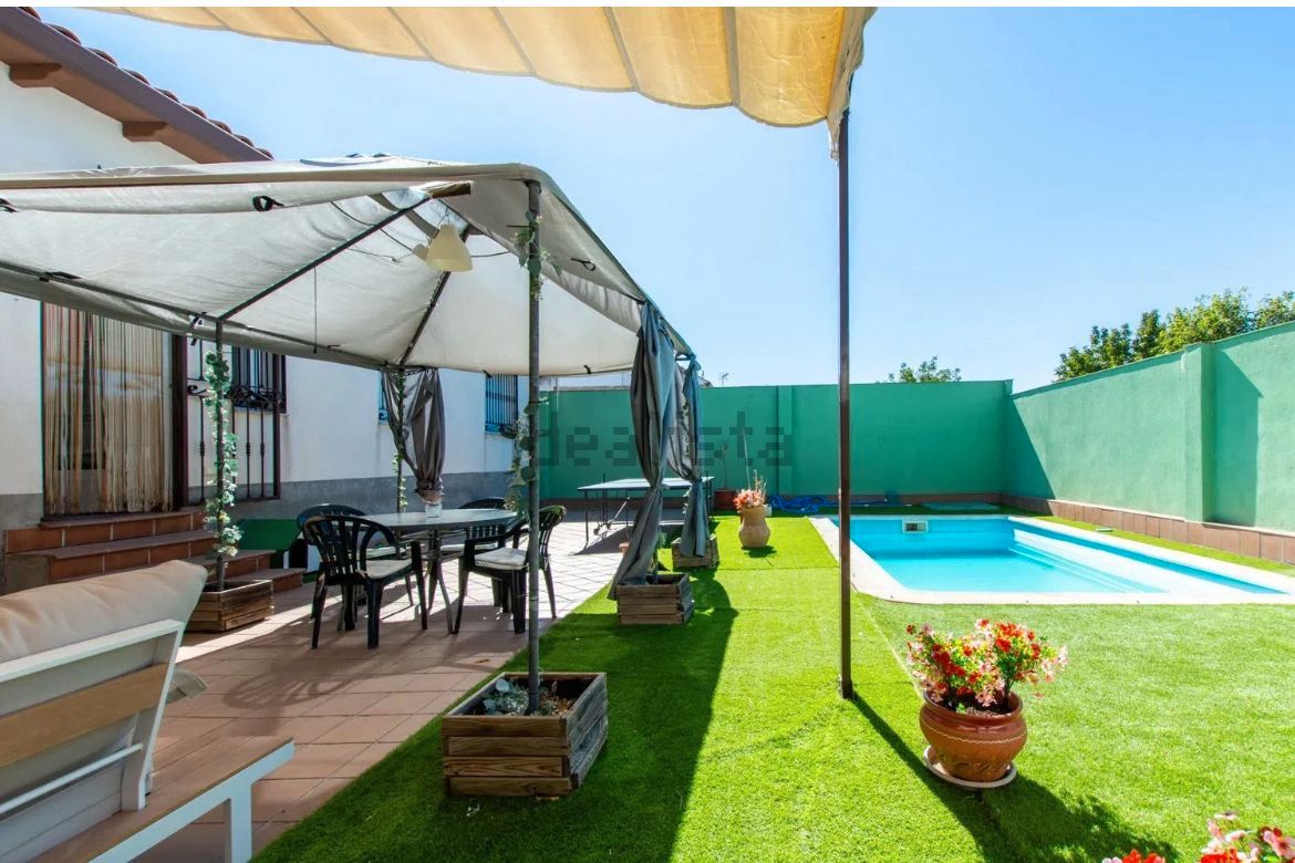 Garden of House or chalet for sale in Erustes  with Air Conditioner, Heating and Private garden