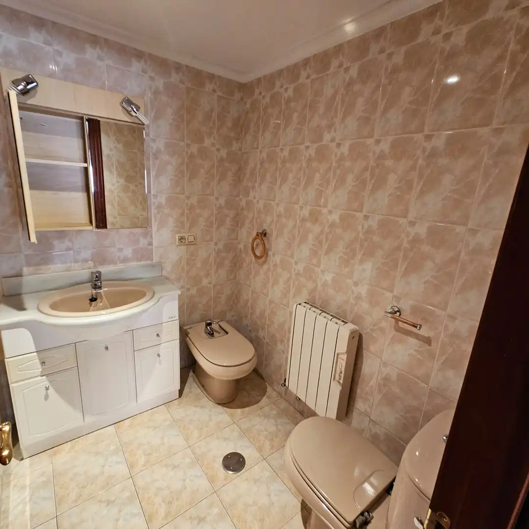 Bathroom of Flat for sale in San Martín del Rey Aurelio  with Heating and Parquet flooring
