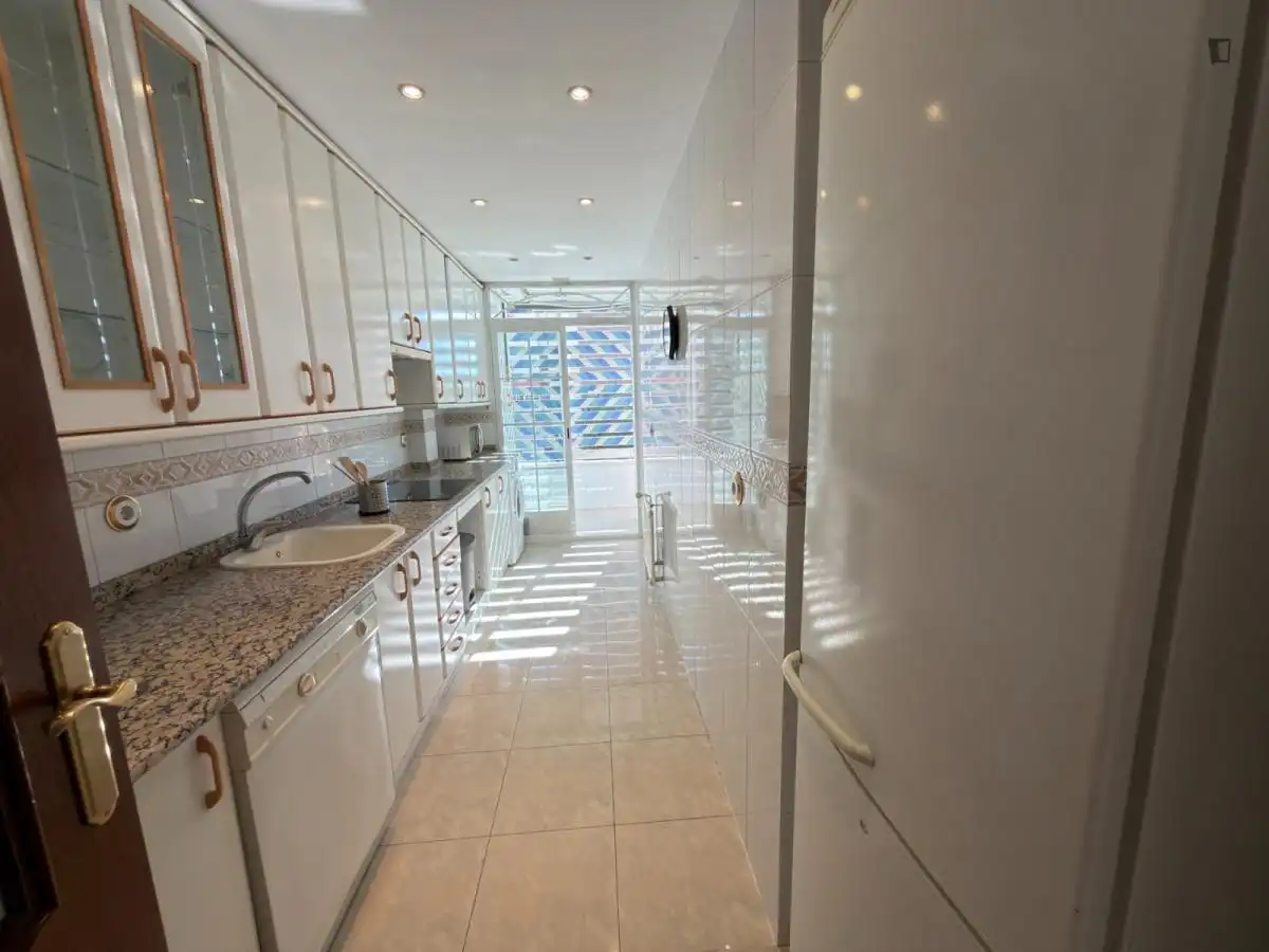 Cuina de Apartament per a compartir en Madrid amb Calefacció, Moblat i Internet