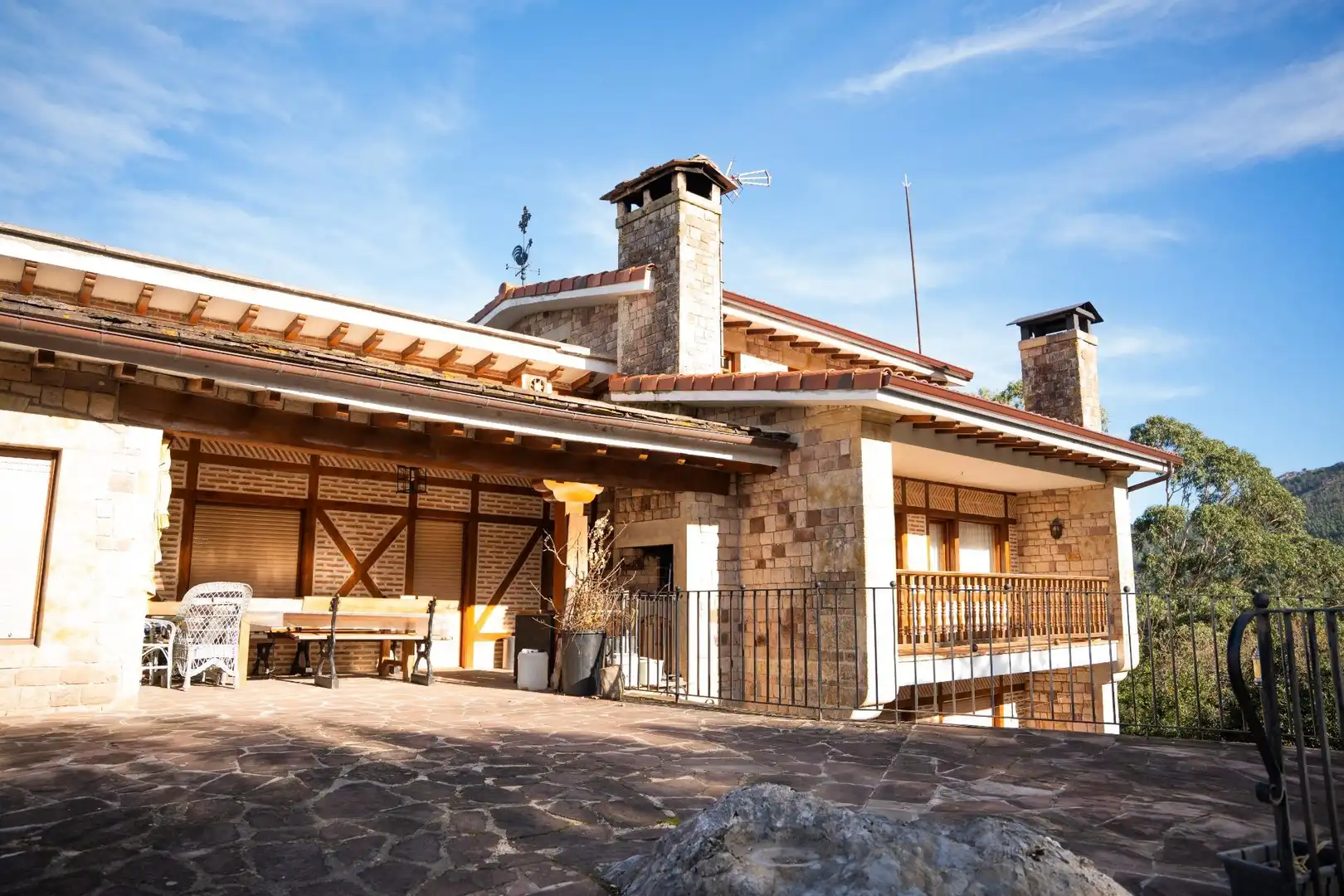 Vista exterior de Casa o xalet en venda en Villaescusa (Cantabria) amb Calefacció, Jardí privat i Terrassa