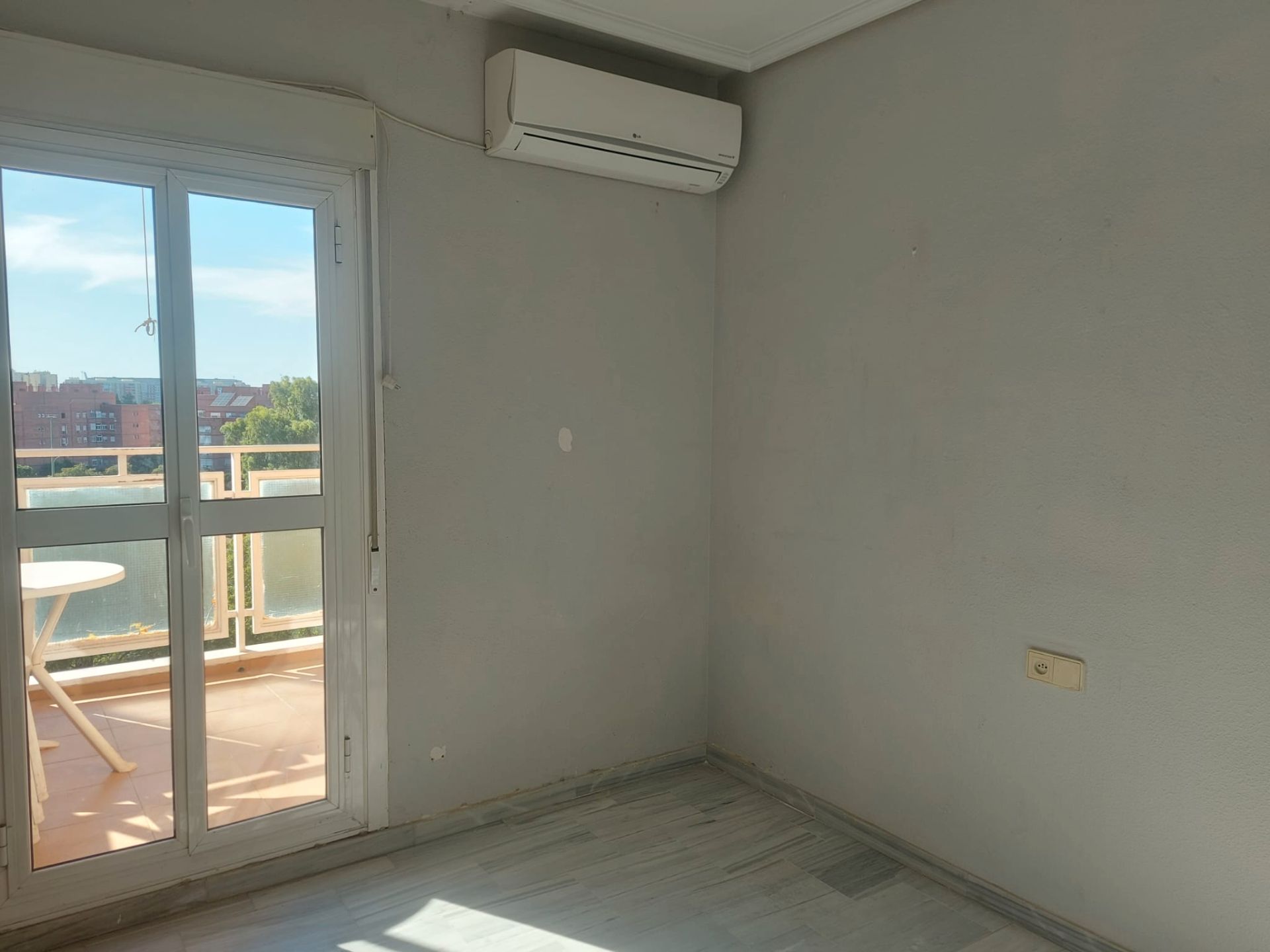 Dormitori de Pis en venda en  Sevilla Capital amb Aire condicionat, Terrassa i Piscina comunitària