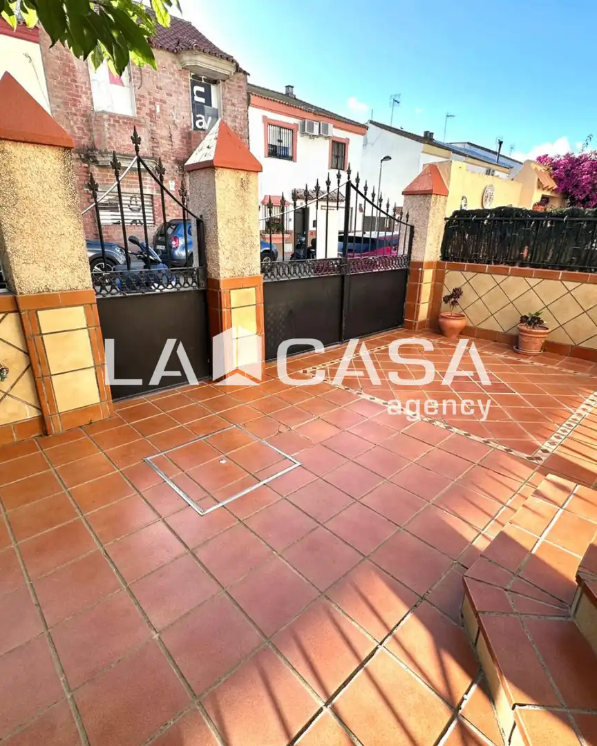 Terrasse von Einfamilien-Reihenhaus zum Verkauf in Gelves mit Abstellraum und Schwimmbad