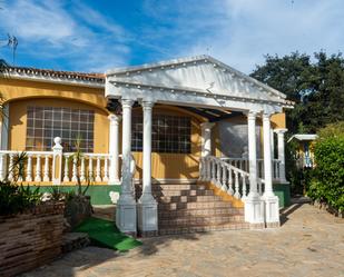 Vista exterior de Casa o xalet en venda en Marbella amb Aire condicionat, Jardí privat i Terrassa