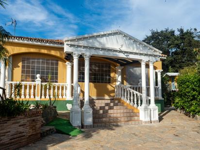 Vista exterior de Casa o xalet en venda en Marbella amb Aire condicionat, Jardí privat i Terrassa