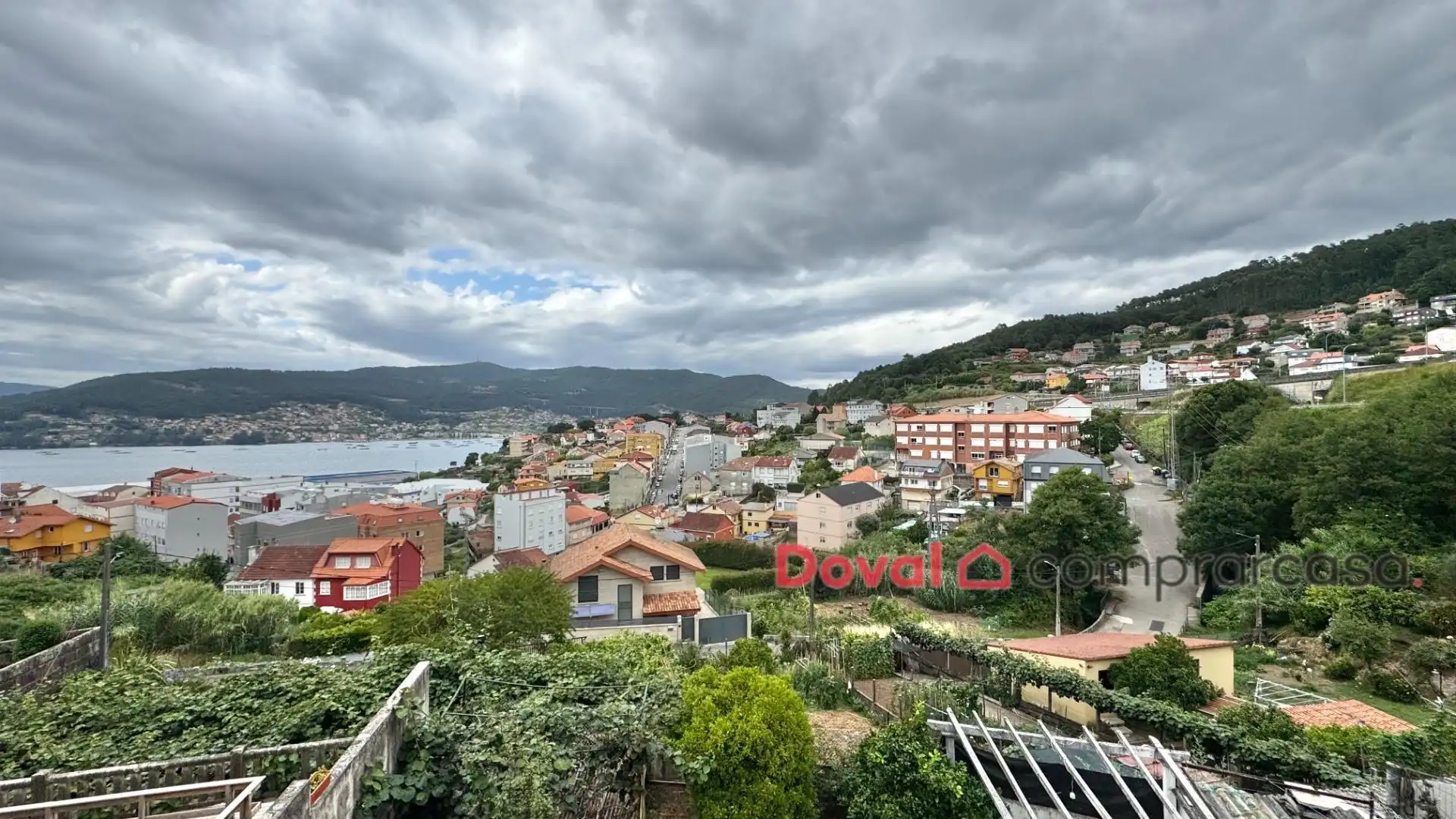 Vista exterior de Casa o xalet en venda en Redondela amb Calefacció, Traster i Piscina