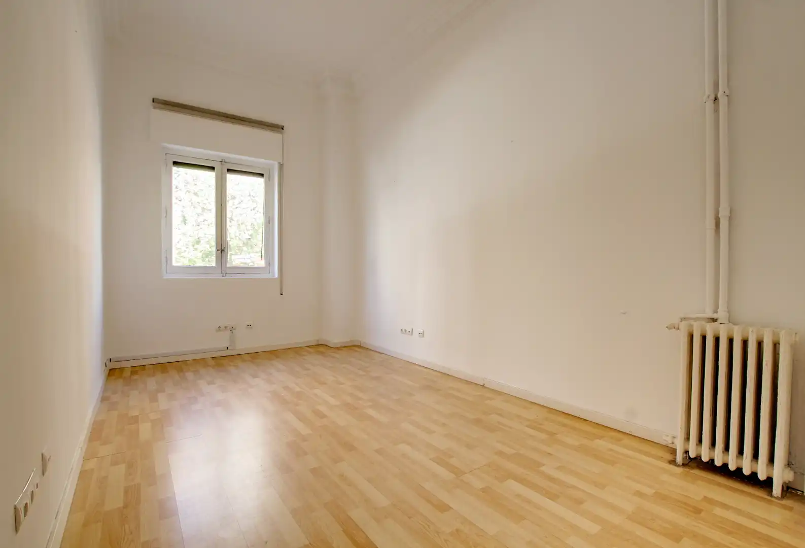 Schlafzimmer von Büro zur Miete in Madrid mit Heizung