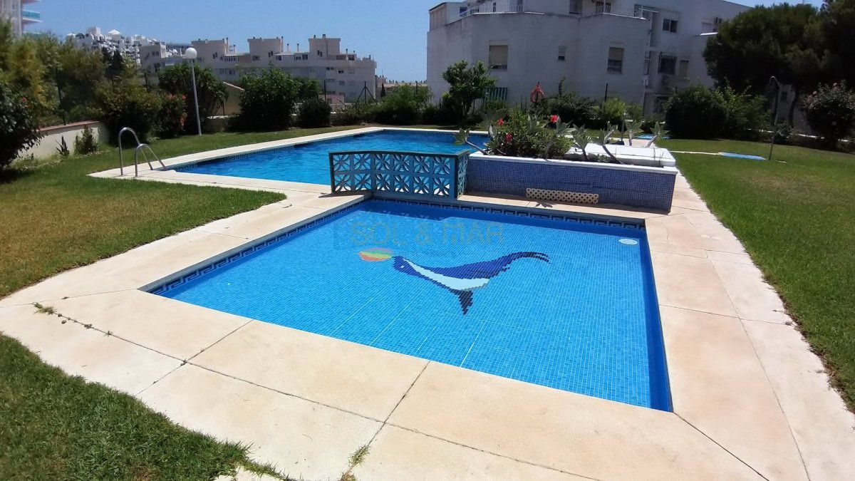 Piscina de Pis en venda en Torremolinos amb Aire condicionat, Terrassa i Moblat