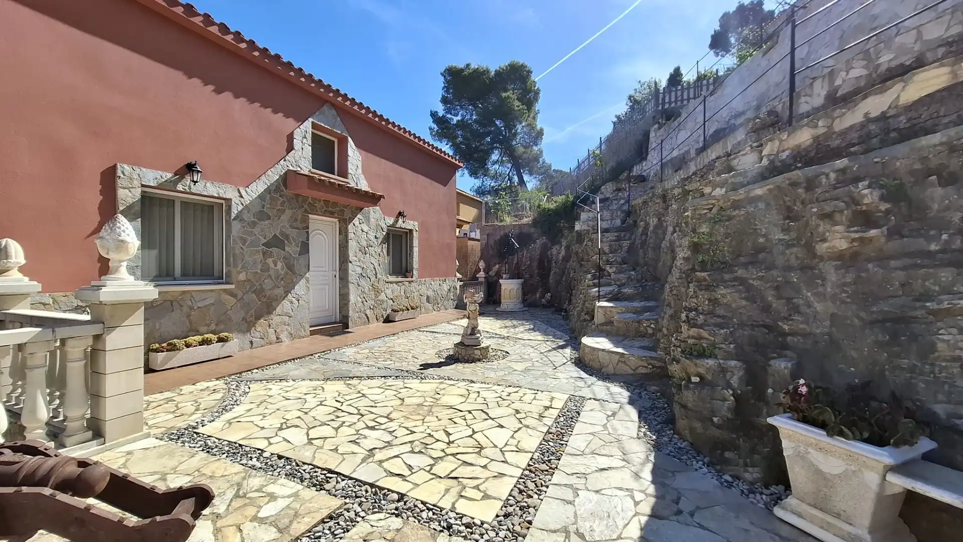 Vista exterior de Casa o chalet en venta en Vallirana con Calefacción y Terraza