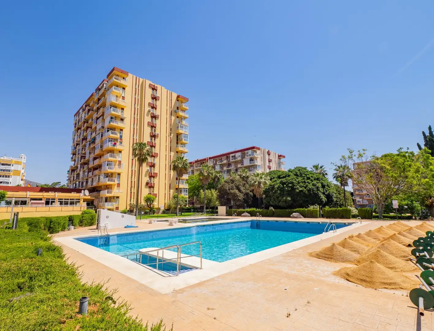 Piscina de Estudio en venta en Benalmádena con Aire acondicionado, Jardín privado y Amueblado