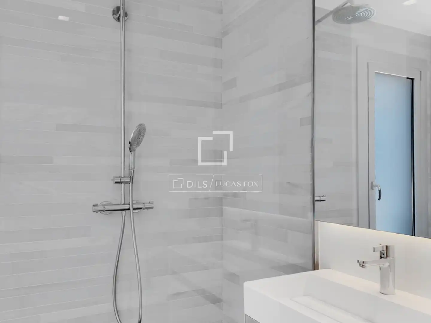Bathroom of Attic for sale in Barcelona  with Air Conditioner, Heating and Parquet flooring