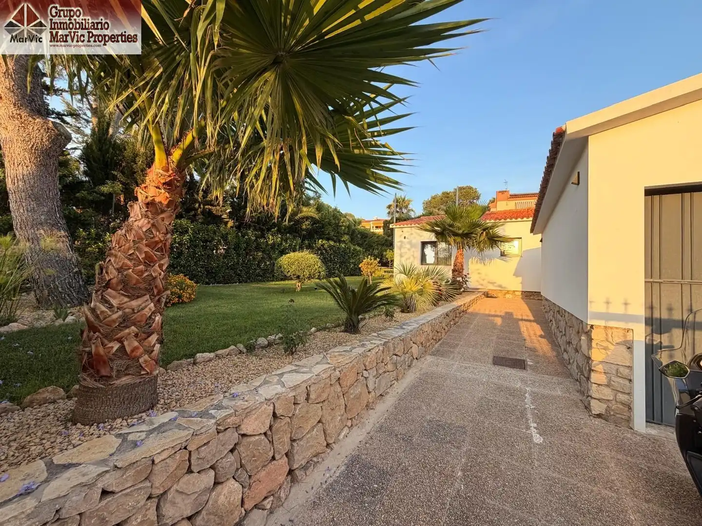 Vista exterior de Casa o xalet en venda en Benidorm amb Aire condicionat, Terrassa i Piscina