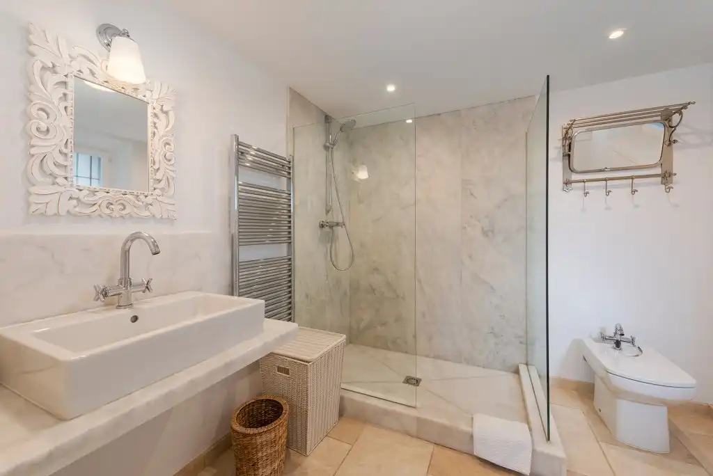 Badezimmer von Haus oder Chalet zum Verkauf in Pollença mit Klimaanlage, Heizung und Privatgarten