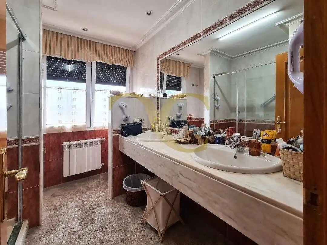 Baño de Casa o chalet en venta en Oviedo  con Calefacción, Terraza y Trastero