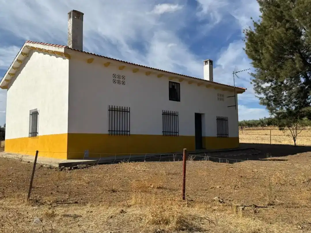 Vista exterior de Pis en venda en Cabeza del Buey amb Jardí privat i Traster