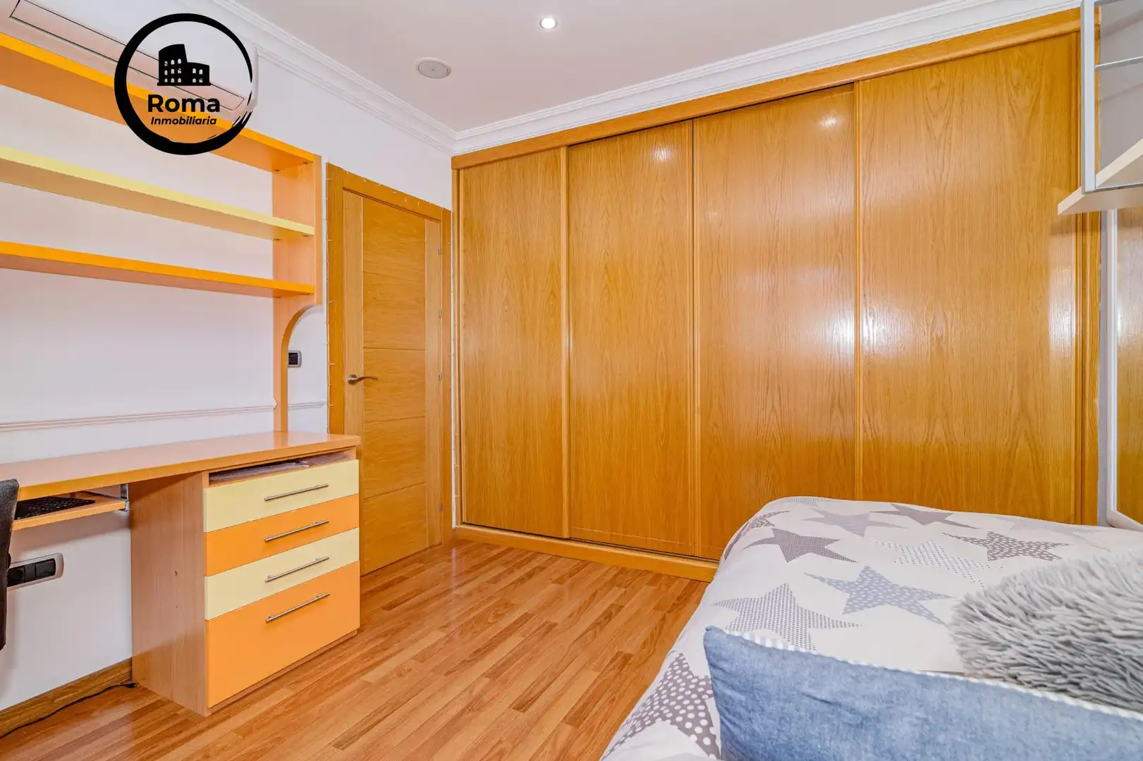Habitación de Casa adosada en venta en La Zubia con Aire acondicionado, Calefacción y Piscina