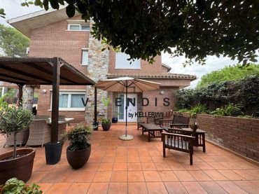 Casa a schiera con giardino in vendita a Carrer CERVANTES
